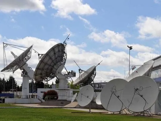 El Gobierno privatizará los megahertz de Arsat y Telecom, y anunció que los diarios papel pagarán IVA