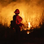 Los Ángeles enfrenta el peligro de nuevos incendios por fuertes vientos cálidos