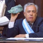 Por qué Cornejo mostró una piedra y una botella de vino en pleno discurso