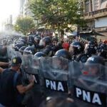 Por decreto, el Gobierno limitó el derecho a huelga y amplió las actividades esenciales