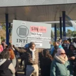 Trabajadores del INTI realizaron un abrazo simbólico en rechazo a las medidas del Gobierno: “Es un golpe a la industria en su totalidad”