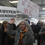 Cansados de reclamar por sus medicamentos, la marcha de Jubilados terminó adentro de la sede de PAMI
