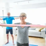 Sarcopenia: 3 ejercicios de fuerza para recuperar masa muscular en adultos mayores, según expertos