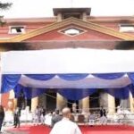 El nuevo Gobierno de Nepal reanuda servicios esenciales entre ruinas y carpas improvisadas