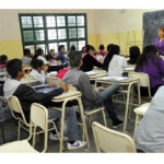 Más jóvenes logran terminar la escuela: una señal alentadora