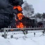Drones ucranianos golpearon una refinería clave de Rusia en respuesta a los ataques de Moscú contra su red eléctrica
