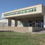 Guaymallén: un niño de 8 años se electrocutó tras tocar un poste vandalizado en una plaza