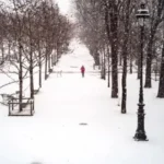 Media Europa está en alerta por frío polar y una fina capa de nieve cubre Bruselas