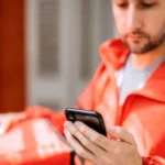 Crece el trabajo en apps de delivery: ingresos más altos que asalariados, pero sin lugares de descanso y con alta precarización
