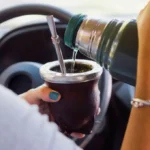¿De cuánto es la multa en Mendoza por tomar mate al volante?