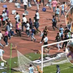 Euforia, caos y enojo: Imágenes de cómo terminó la fugaz visita de Messi a Calcuta