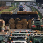 Agricultores cortan vía férrea y mantienen bloqueos en carreteras del suroeste de Francia