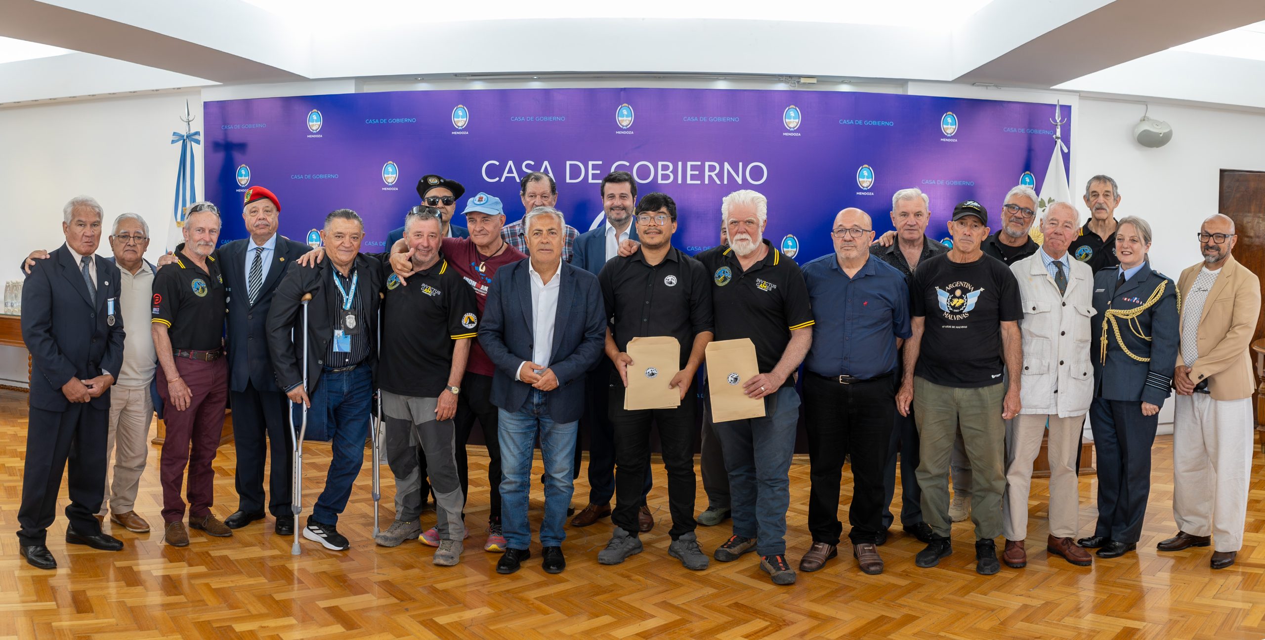 El Gobernador Cornejo recibió a veteranos argentinos y británicos que hicieron cumbre en el Aconcagua por la paz