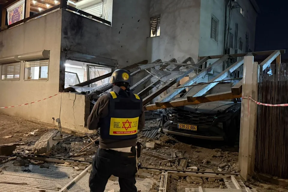 Bajo los restos del último ataque letal de Irán, los vecinos de Ramat Gan apoyan la guerra