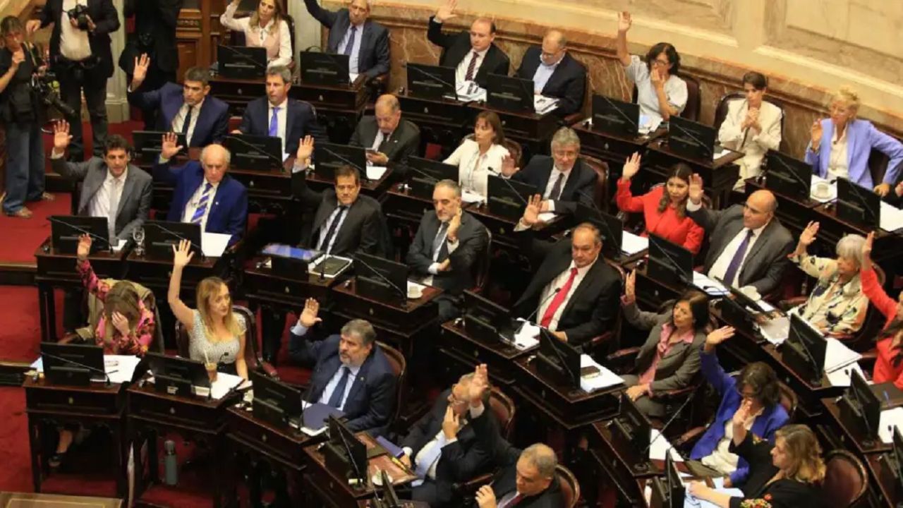 Ante la polémica por los aumentos en el Senado, algunos legisladores prometieron donar sus sueldos