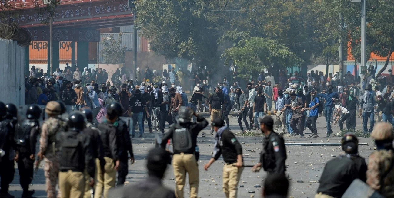 Tensión en Pakistán: manifestantes pro iraníes intentaron asaltar el consulado de EEUU en Karachi