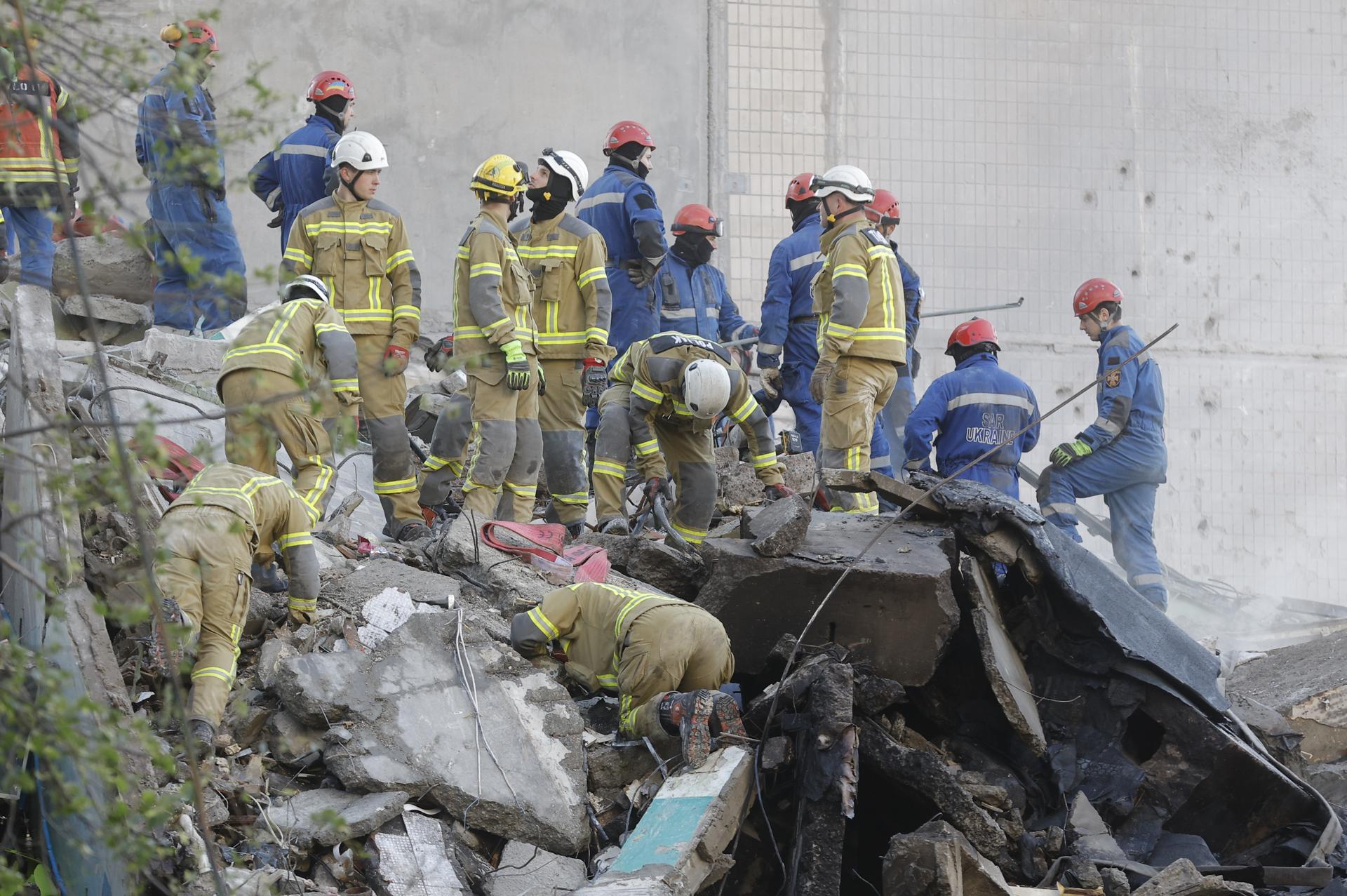 Sube a 12 la cifra de muertos y a 57 la de heridos en el ataque ruso masivo contra Kiev