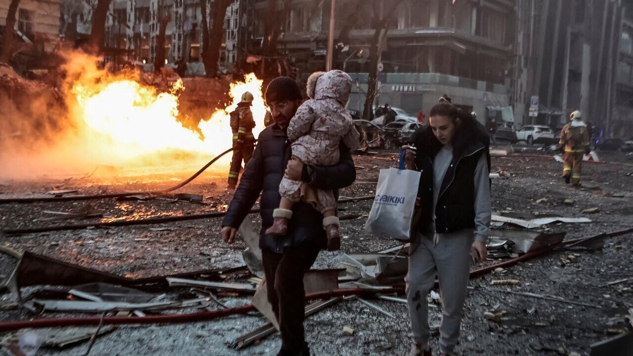 Un ataque ruso hirió a decenas en la Universidad de Rivne y misiles balísticos alcanzaron Kiev